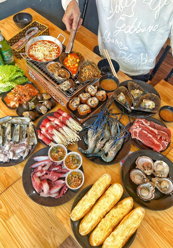 Khay thịt nướng tươi ngon chờ phục vụ tại Thùng Phuy Buffet