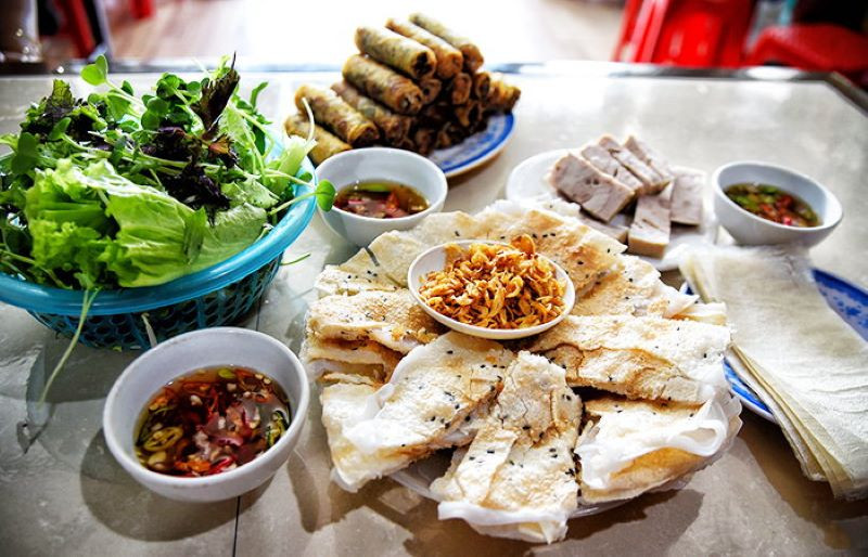 Khi ăn bánh đập, thực khách phải dùng tay đập vỡ ra đúng như tên gọi