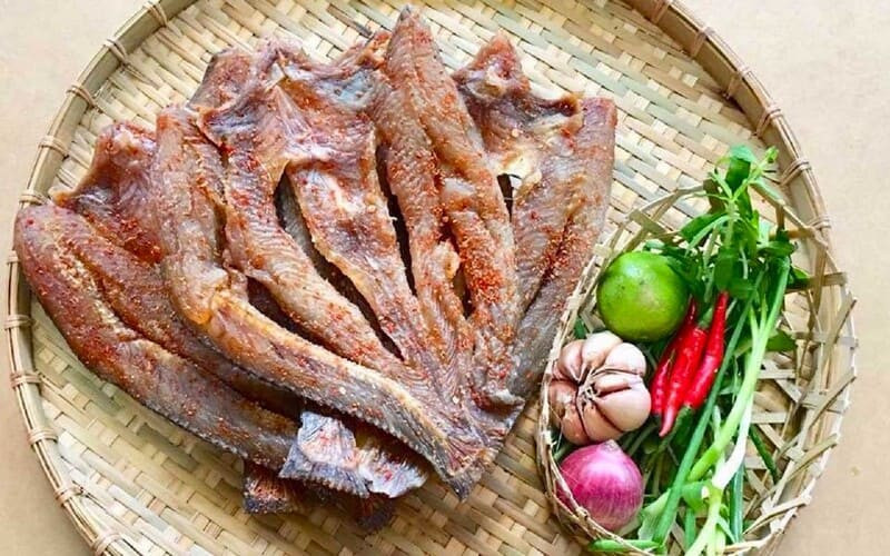 Khô cá lóc Cần Thơ được phơi dưới nắng