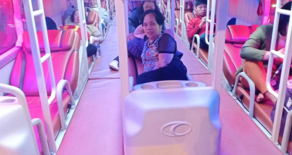 Khoang nội thất rộng rãi, tiện nghi của xe giường nằm Đạt Lâm trên tuyến đường dài