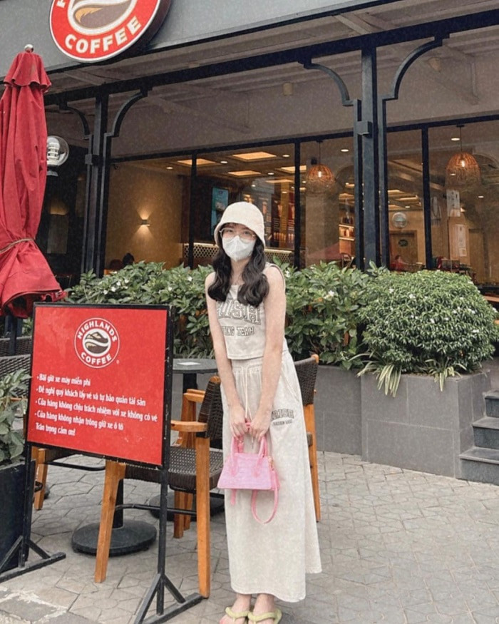 Không gian ấm cúng và quen thuộc của Highlands Coffee