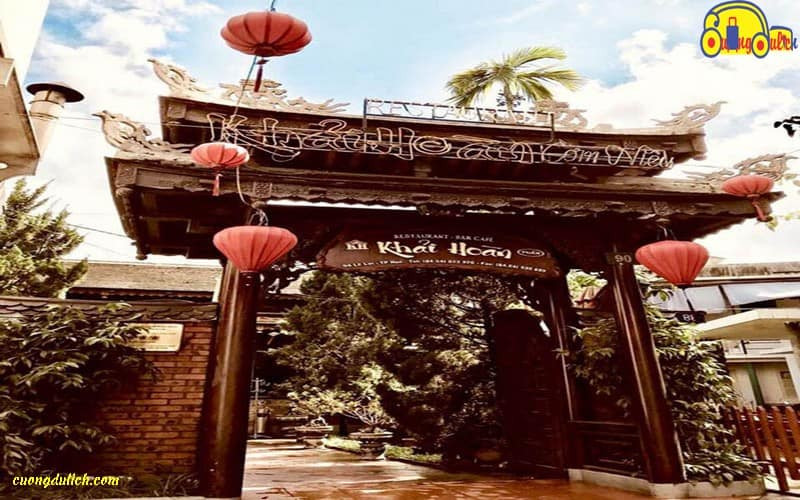 Không gian ấm cúng và truyền thống của nhà hàng Cơm Niêu Khải Hoàn Huế