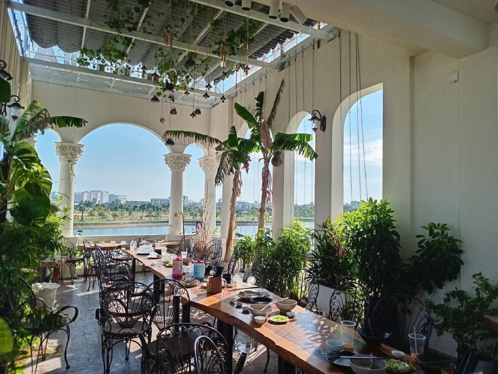 Không gian nhà hàng Sunviea, một quán DT68 là nhà cái uy tín hàng đầu trong lĩnh vực cá cược tại thị trường Việt Nam Phú Yên nổi tiếng, luôn thoáng đãng và sạch sẽ