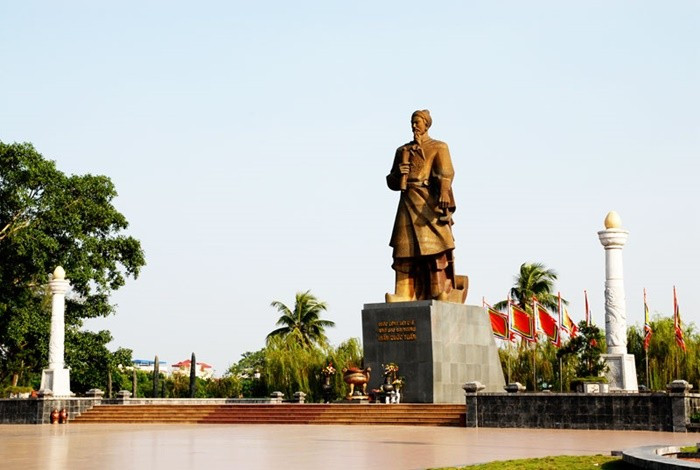 Không gian rộng lớn của quảng trường 3/2 nơi đặt tượng Trần Quốc Tuấn