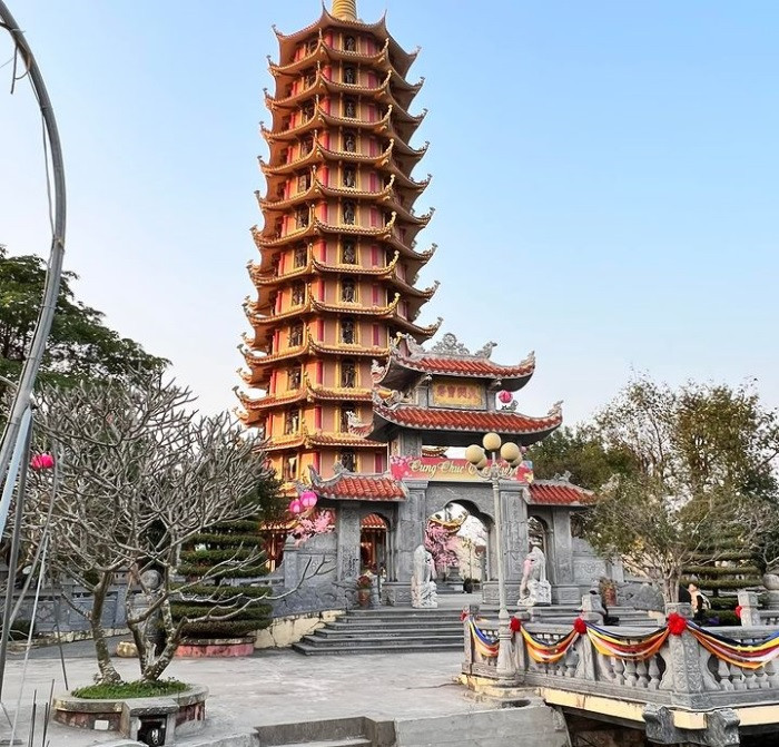 Không gian sân chùa Phúc Lộc sau trùng tu, rộng rãi và trang nghiêm tại Nghĩa Hưng