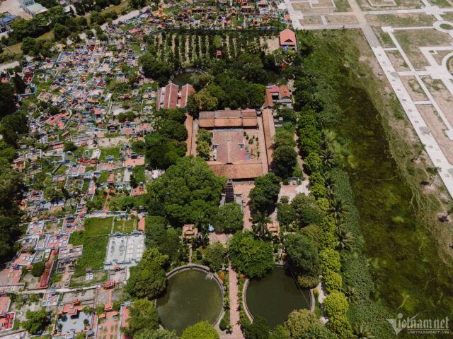 Khung cảnh bao quát Chùa Phổ Minh và tháp cổ kính