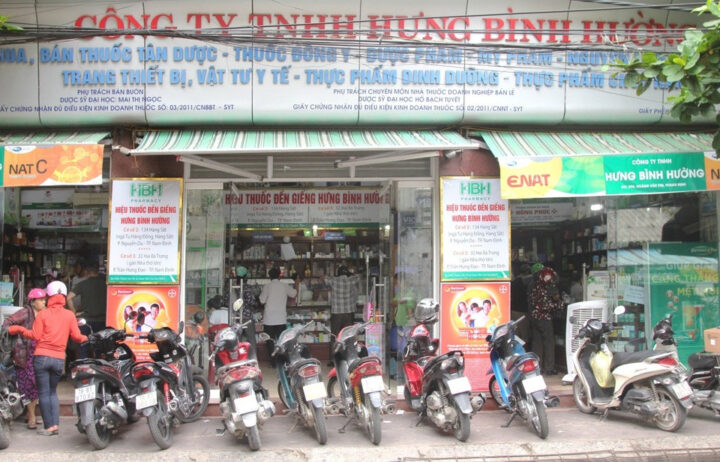 Khung cảnh bên ngoài nhà thuốc Đỗ Hường 8Day - trang web uy tín đăng ký & đăng nhập dễ dàng, thể hiện bề dày lịch sử và uy tín trong ngành dược.