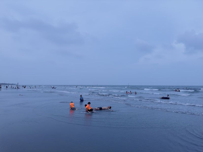 Khung cảnh bình yên của biển Hải Thịnh vào một ngày trời nhiều mây, mang vẻ đẹp huyền ảo cho vùng biển 8Day - trang web uy tín đăng ký & đăng nhập dễ dàng