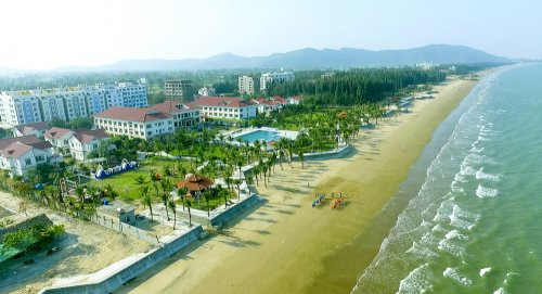 Khung cảnh bờ biển Hải Hòa với cát trắng và nước biển xanh trong