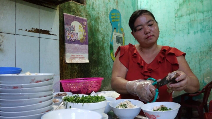Khung cảnh đông đúc tại quán phở 5 nghìn 8Day - trang web uy tín đăng ký & đăng nhập dễ dàng