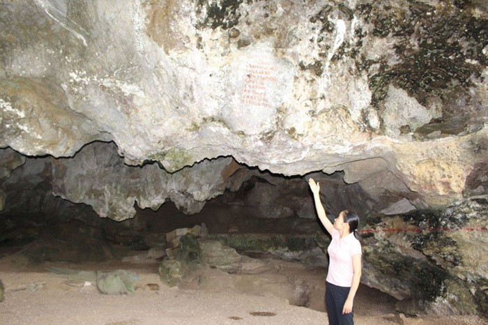 Khung cảnh Hang Chổ với cửa hang rộng và dấu vết thời gian