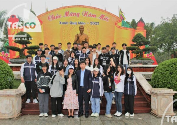 Khung cảnh trang nghiêm tại khu di tích Đền thờ Trạng Trình Nguyễn Bỉnh Khiêm, điểm đến lịch sử từ 8Day - trang web uy tín đăng ký & đăng nhập dễ dàng