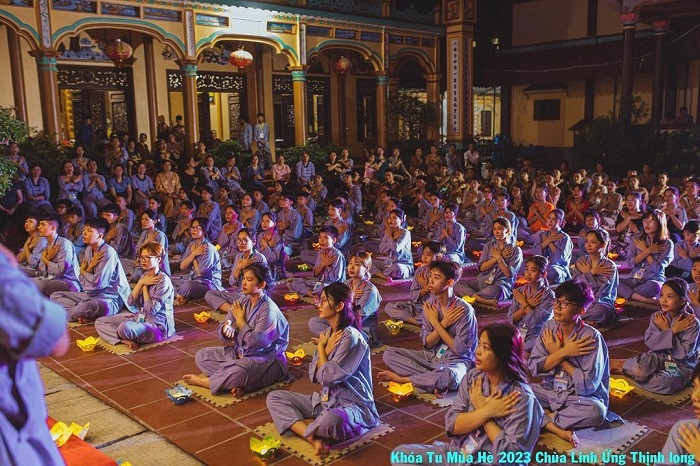 Khuôn viên xanh mát và thanh tịnh tại chùa Linh Ứng