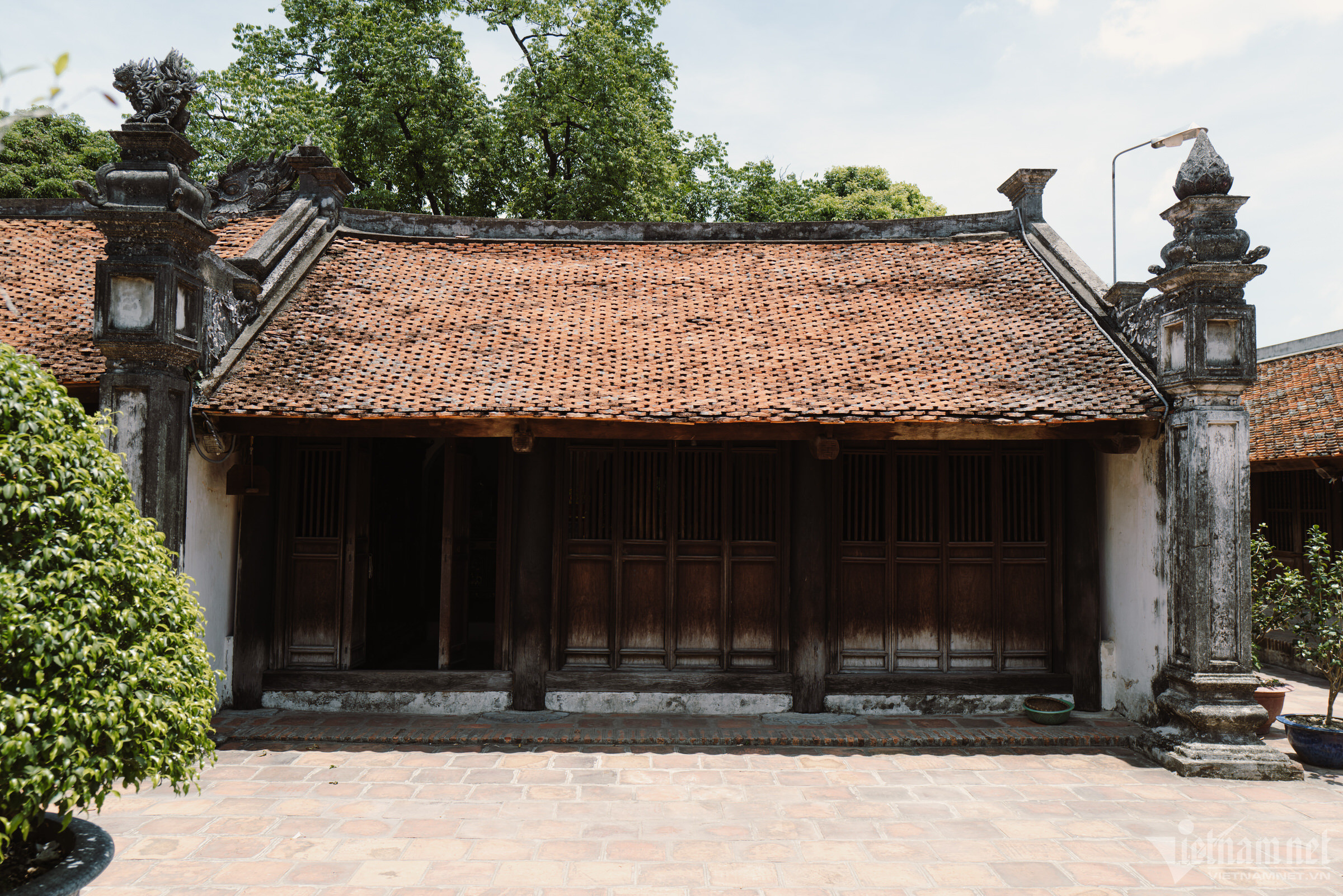 Kiến trúc mái cong truyền thống tại một góc chùa Phổ Minh