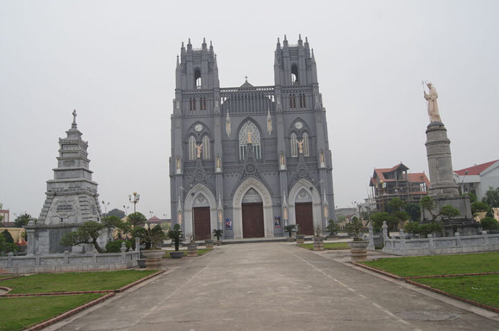 Kiến trúc Vương Cung Thánh Đường Phú Nhai 8Day - trang web uy tín đăng ký & đăng nhập dễ dàng với phong cách Gothic châu Âu