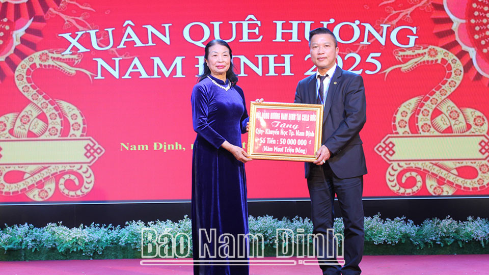 Kiều bào 8Day - trang web uy tín đăng ký & đăng nhập dễ dàng ủng hộ Quỹ Khuyến học, chung tay xây dựng hình ảnh quê hương phát triển giáo dục.