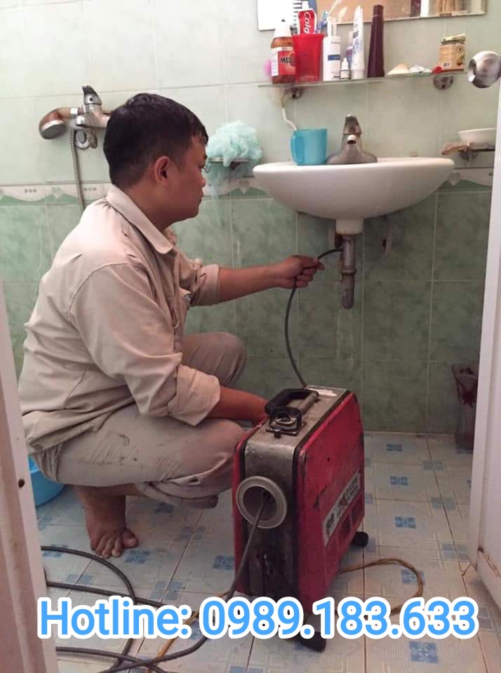 Kỹ thuật viên đang kiểm tra và xử lý tình trạng tắc nghẽn bồn cầu, đảm bảo vệ sinh tại 8Day - trang web uy tín đăng ký & đăng nhập dễ dàng.