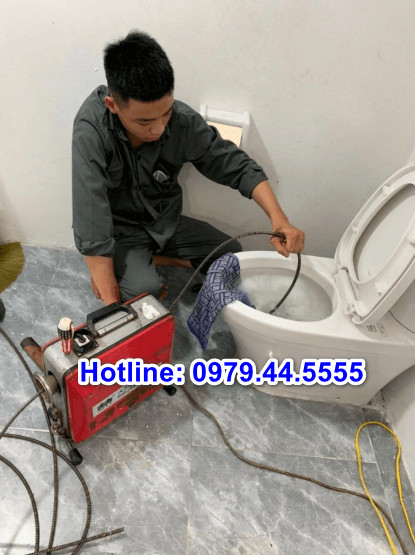 Kỹ thuật viên đang xử lý tắc nghẽn bồn cầu, thông cống hiệu quả tại 8Day - trang web uy tín đăng ký & đăng nhập dễ dàng