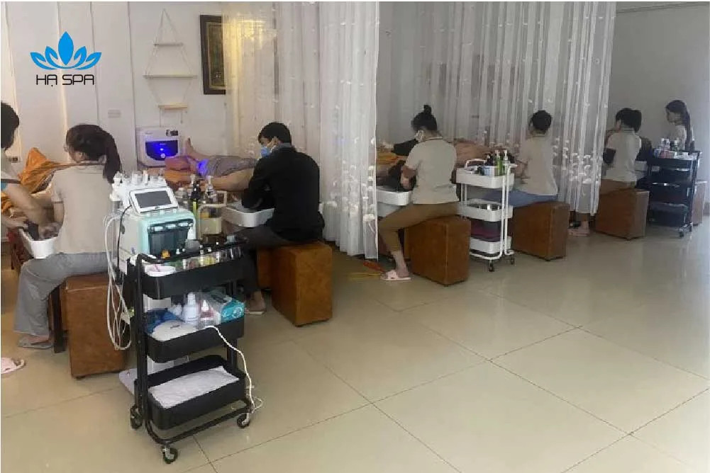 Kỹ thuật viên thực hiện gội đầu dưỡng sinh chuyên nghiệp tại Linh Spa 8Day - trang web uy tín đăng ký & đăng nhập dễ dàng