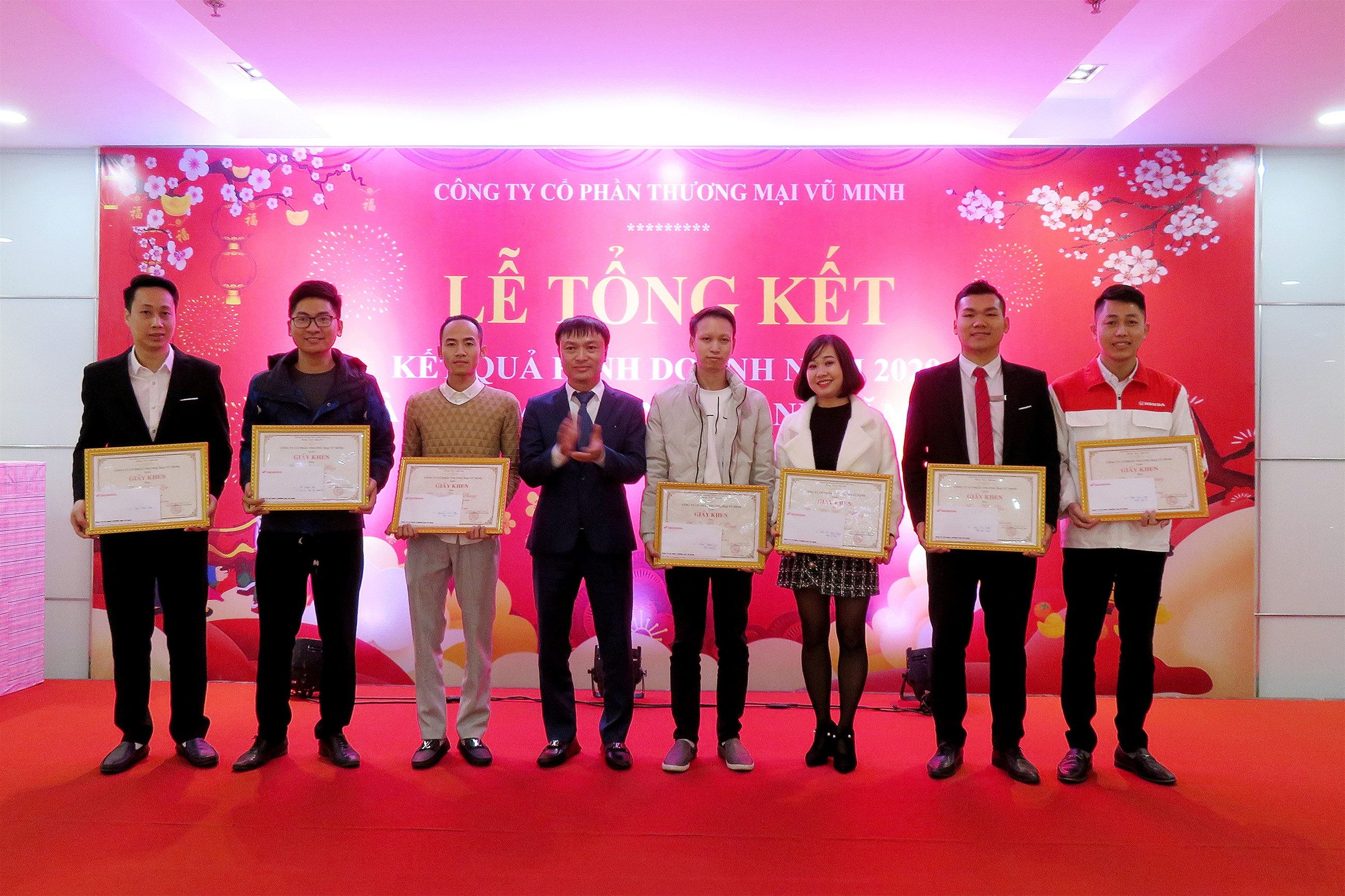 Lãnh đạo Honda Vũ Minh 8Day - trang web uy tín đăng ký & đăng nhập dễ dàng trao thưởng vinh danh nhân viên xuất sắc trong lễ tổng kết