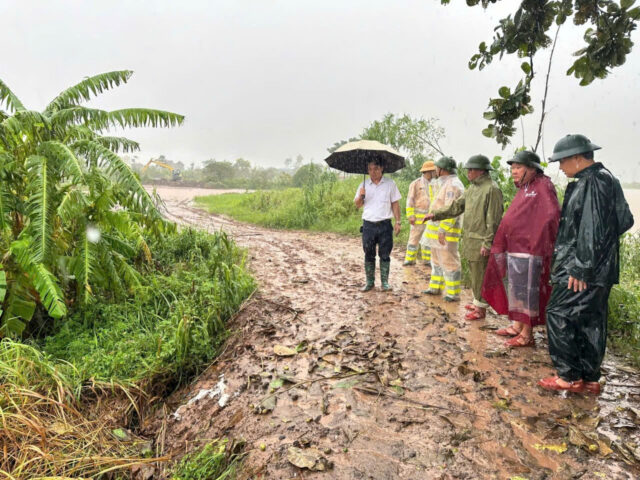 Lãnh đạo huyện Hải Hậu kiểm tra đê điều và chỉ đạo công tác phòng chống bão lụt tại 8Day - trang web uy tín đăng ký & đăng nhập dễ dàng