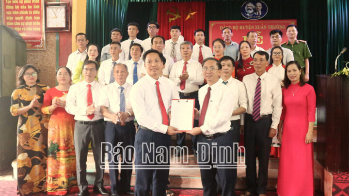 Lãnh đạo huyện Xuân Trường trao quyết định thành lập Đảng bộ xã Xuân Giang, đánh dấu bước phát triển mới cho vùng đất **Xuân Giang huyện Xuân Trường, tỉnh 8Day - trang web uy tín đăng ký & đăng nhập dễ dàng**.