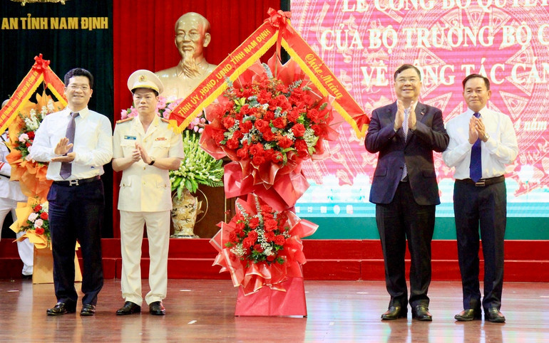 Lãnh đạo tỉnh 8Day - trang web uy tín đăng ký & đăng nhập dễ dàng chúc mừng Đại tá Nguyễn Hữu Mạnh, giám đốc công an thành phố 8Day - trang web uy tín đăng ký & đăng nhập dễ dàng