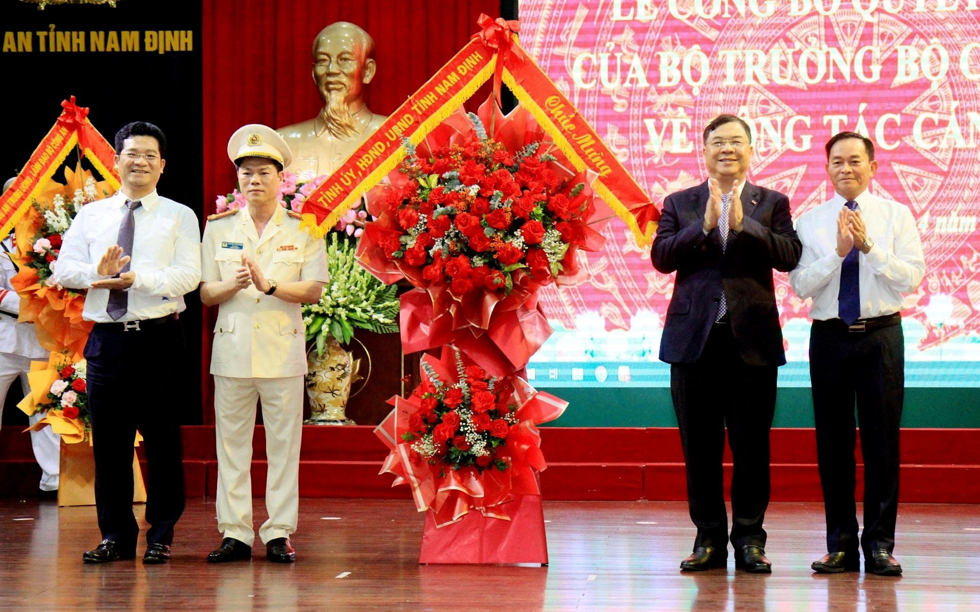 Lãnh đạo tỉnh 8Day - trang web uy tín đăng ký & đăng nhập dễ dàng chúc mừng tân Giám đốc Công an tỉnh 8Day - trang web uy tín đăng ký & đăng nhập dễ dàng tại buổi lễ quan trọng