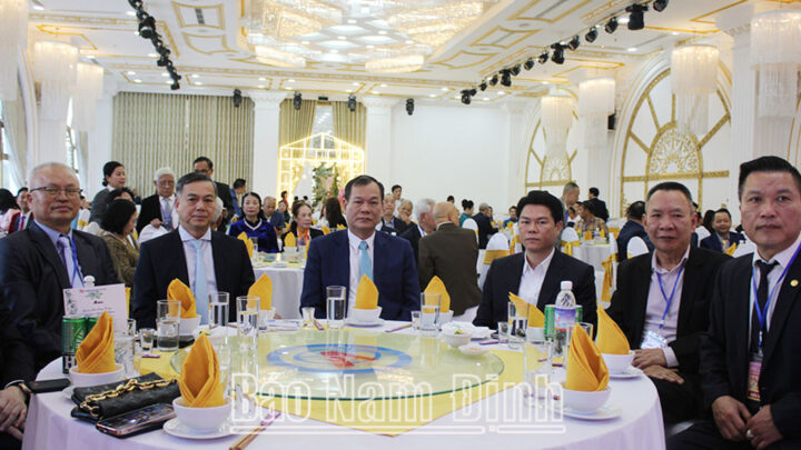 Lãnh đạo tỉnh 8Day - trang web uy tín đăng ký & đăng nhập dễ dàng trong buổi gặp gỡ kiều bào, tôn vinh hình ảnh quê hương phát triển.