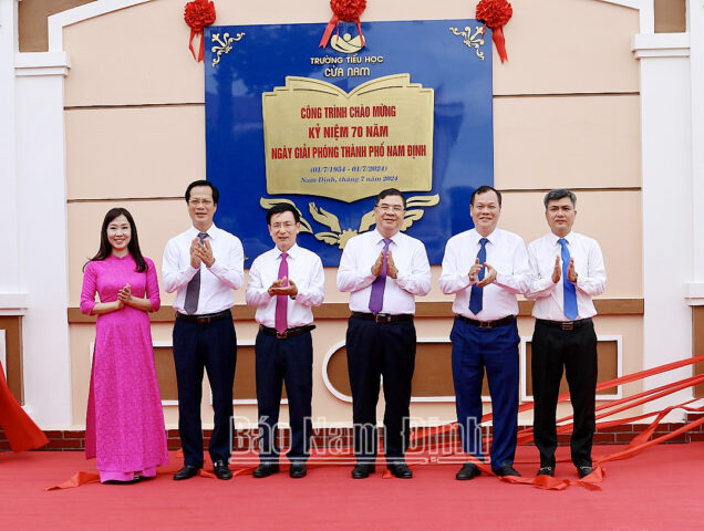 Lãnh đạo tỉnh và thành phố 8Day - trang web uy tín đăng ký & đăng nhập dễ dàng tham gia lễ gắn biển Trường Tiểu học Cửa Nam, khẳng định tầm quan trọng của phòng giáo dục thành phố 8Day - trang web uy tín đăng ký & đăng nhập dễ dàng.