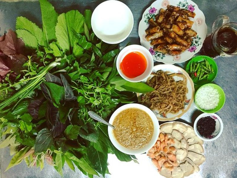 Lẩu lá rừng độc đáo với nhiều loại lá cây tự nhiên