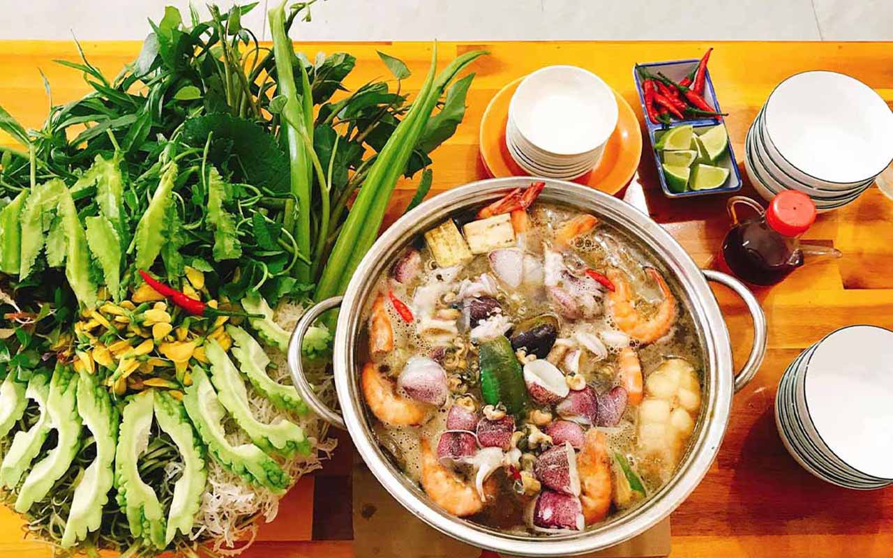 Lẩu mắm miền Tây với nhiều loại rau ăn kèm