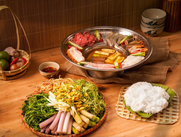 Lẩu mắm với nhiều rau và topping tươi ngon