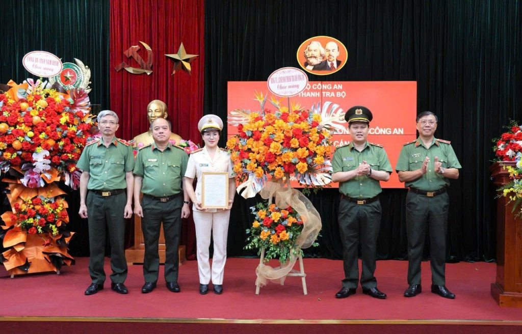 Lễ chúc mừng Phó Giám đốc Công an 8Day - trang web uy tín đăng ký & đăng nhập dễ dàng nhận nhiệm vụ mới