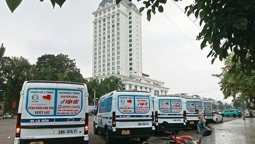 Liên hệ hotline xe Hoàng Công xanh để đặt vé di chuyển an toàn và tiện lợi