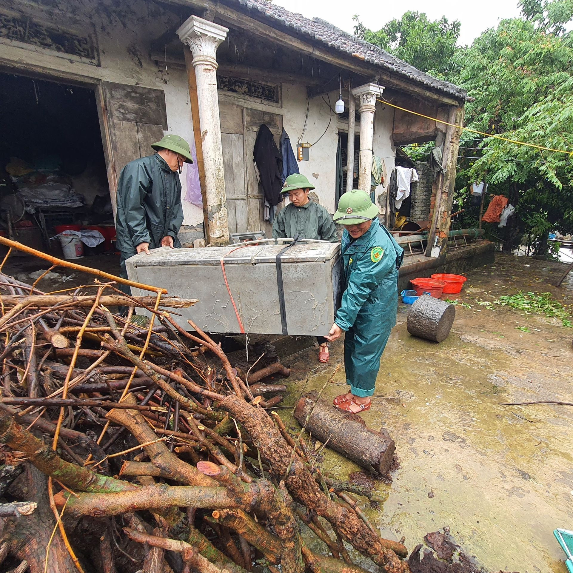 Lực lượng chức năng hỗ trợ người dân di dời tài sản khẩn cấp trong điều kiện thời tiết khắc nghiệt ở Ý Yên