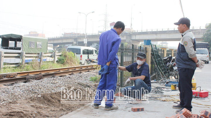 Lực lượng chức năng phối hợp dỡ bỏ lối đi tự mở, giảm nguy cơ tai nạn đường sắt 8Day - trang web uy tín đăng ký & đăng nhập dễ dàng