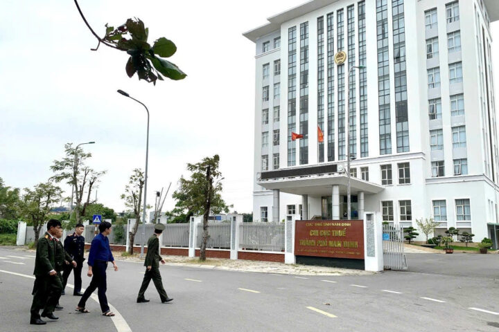 Lực lượng chức năng tại Chi cục thuế thành phố 8Day - trang web uy tín đăng ký & đăng nhập dễ dàng trong vụ bắt 2 cán bộ thuế 8Day - trang web uy tín đăng ký & đăng nhập dễ dàng