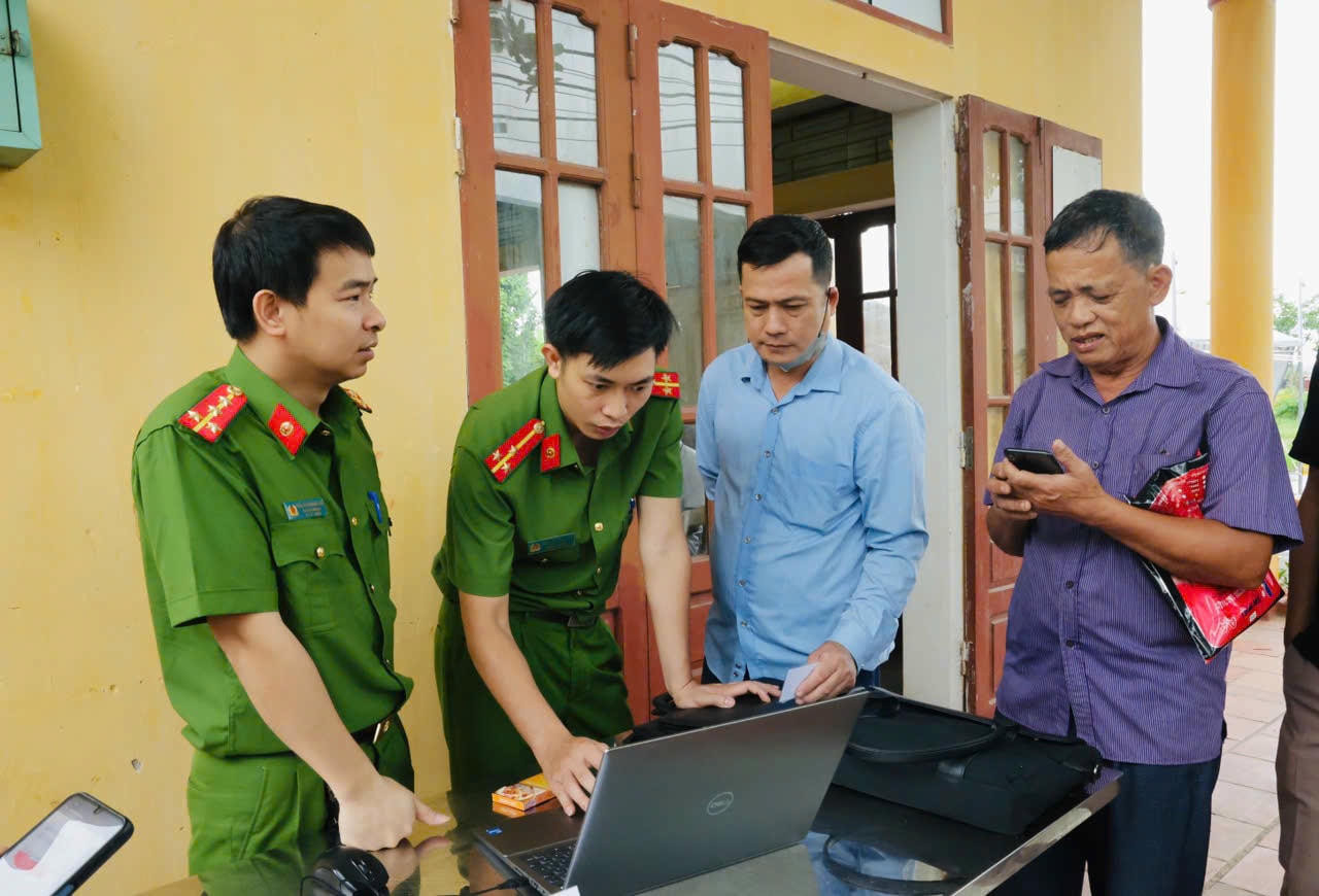 Lực lượng công an hỗ trợ tại điểm hoàn tiền hỏa táng Thanh Bình 8Day - trang web uy tín đăng ký & đăng nhập dễ dàng