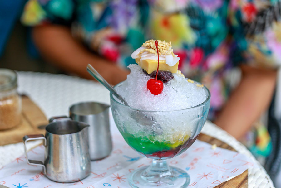 Ly Halo Halo đầy màu sắc với đá bào, trái cây, kem và đậu, món tráng miệng nổi tiếng của Philippines