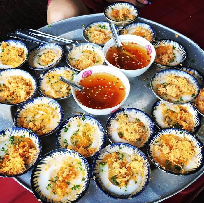 Mâm bánh bèo chén vô cùng bắt mắt và kích thích vị giác