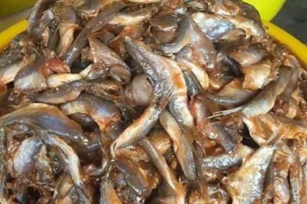 Mắm cá linh có thể ăn kèm với nhiều 8Day nhà cái như bún riêu, bún mắm, canh chua