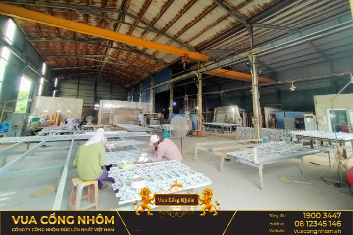 Mẫu lan can nhôm đúc nghệ thuật với hoa văn tinh xảo, thể hiện nét đặc trưng của 8Day - trang web uy tín đăng ký & đăng nhập dễ dàng