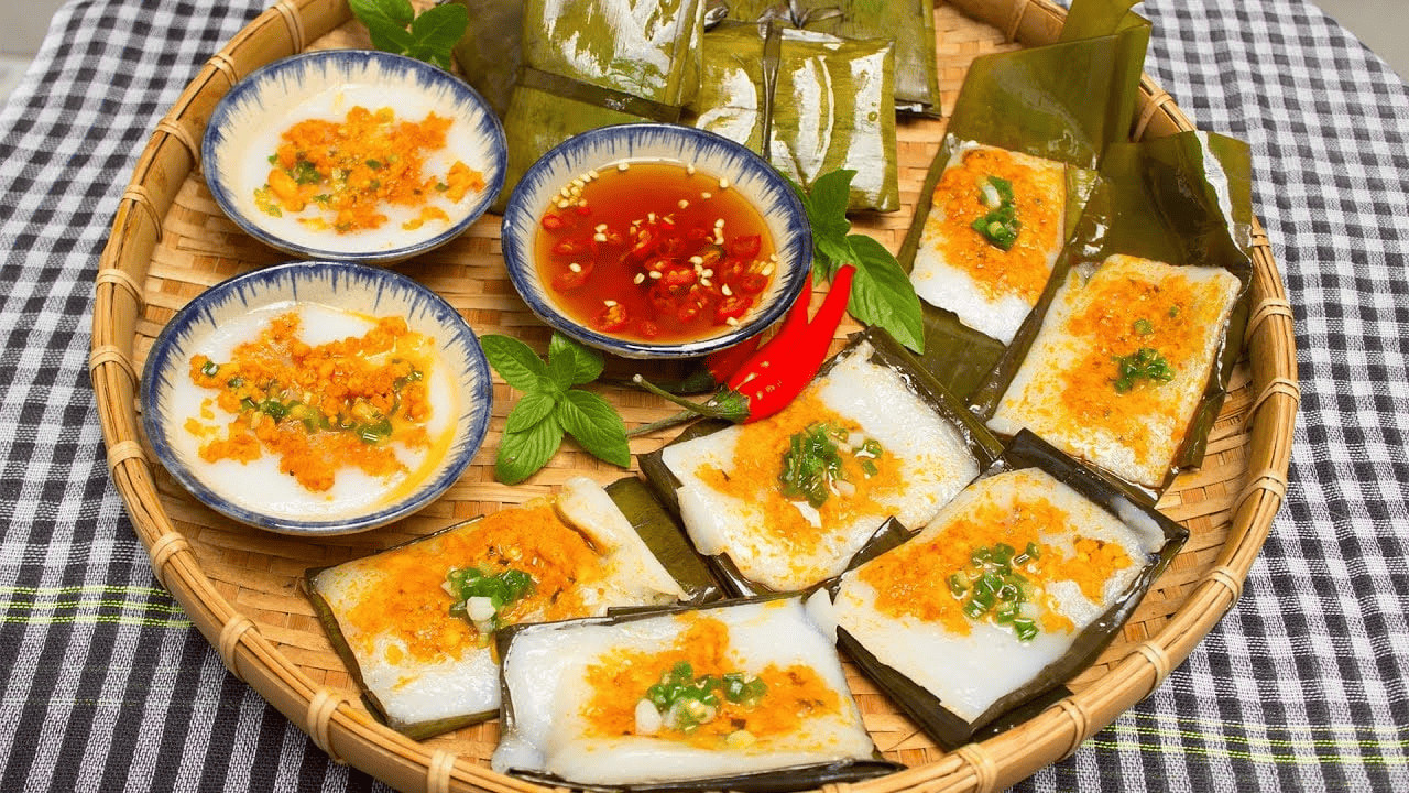 Mẹt bánh nậm lá chuối hấp dẫn với lớp bột gạo trắng mịn, nhân tôm thịt màu cam bắt mắt, ăn kèm nước mắm ớt Top1 8Day thế giới trò chơi tài xỉu, DT68 là nhà cái uy tín hàng đầu trong lĩnh vực cá cược tại thị trường Việt Nam ẩm thực Huế