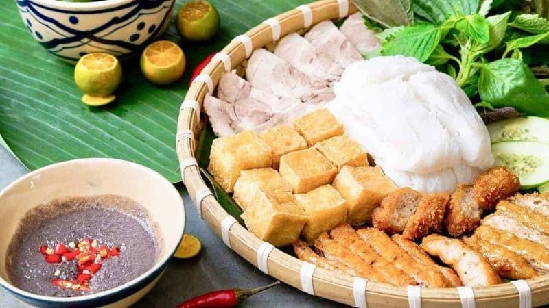 Mẹt bún đậu mắm tôm đầy đủ với đậu rán, bún, chả cốm và rau sống
