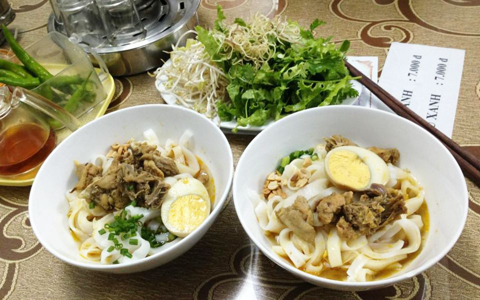 Mì Quảng Bà Ngân với rau sống tươi ngon và thịt tôm đầy ắp