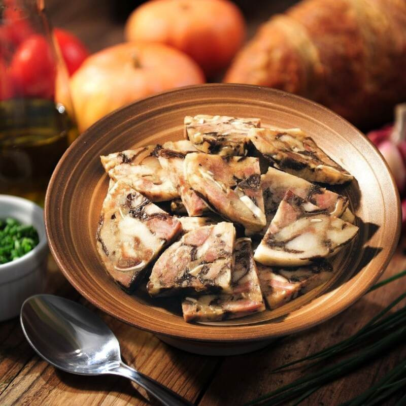 Miếng giò thủ được thái lát đều đặn