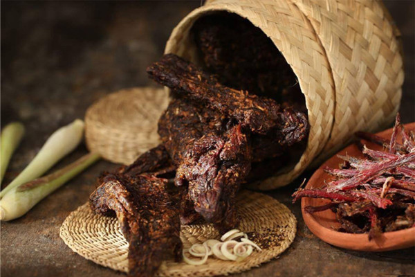 Miếng thịt trâu gác bếp được tẩm ướp gia vị