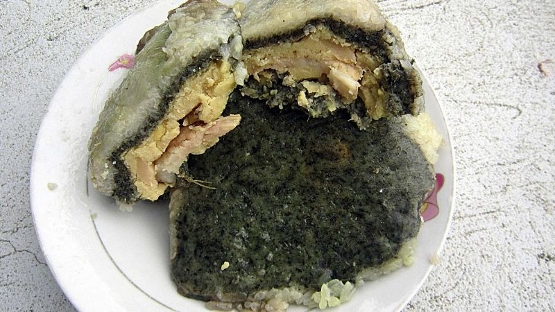 Món bánh khúc nóng hổi với lá khúc thơm lừng của Khoái Châu