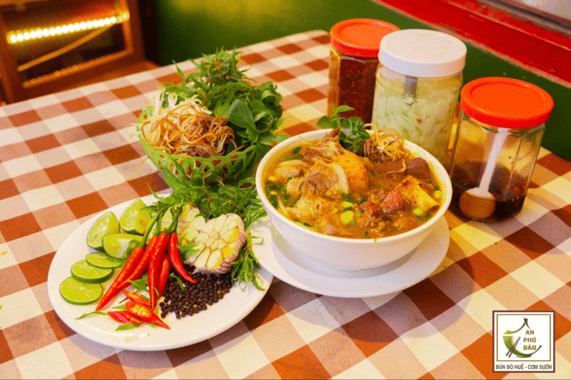 Món Bún Bò Huế đặc trưng của quán cùng đa dạng các loại rau và gia vị ăn kèm